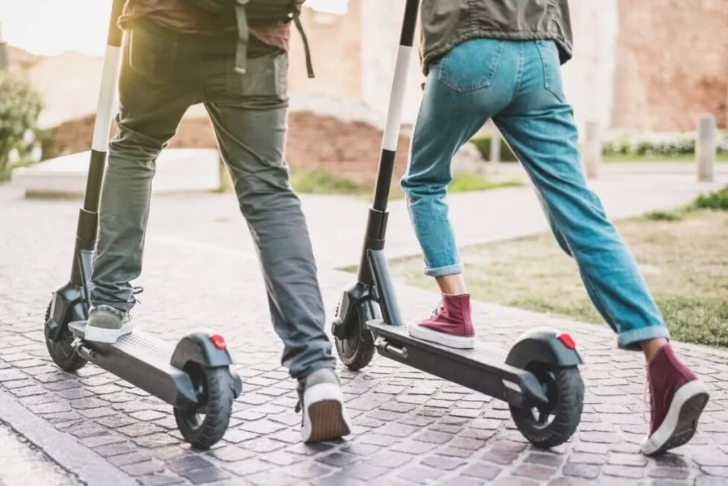 Patinetes eléctricos VS transporte público