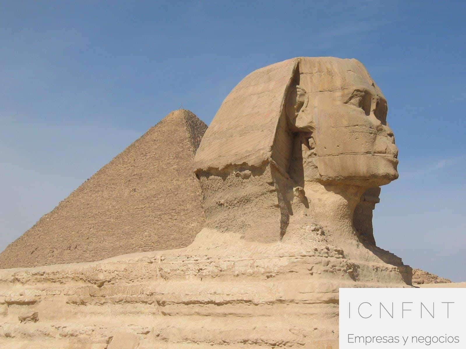 Great Sphinx and Pyramid of Giza, Egypt