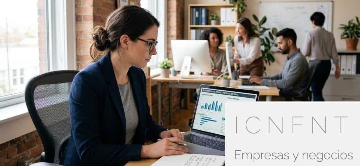 Responsable revisando cómo reducir costes operativos en una empresa