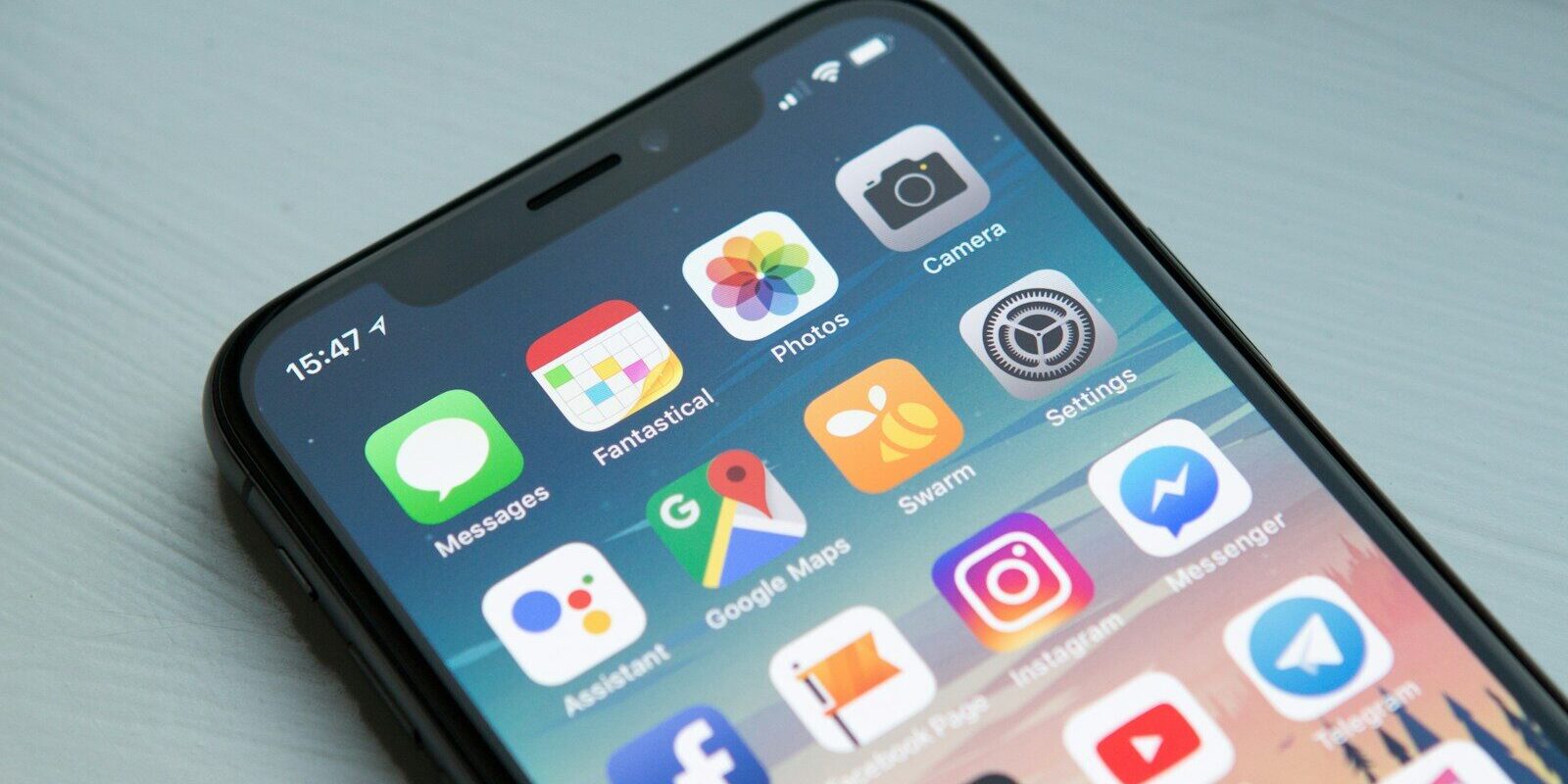 Pantalla de un móvil con iconos de aplicaciones de distintos estilos