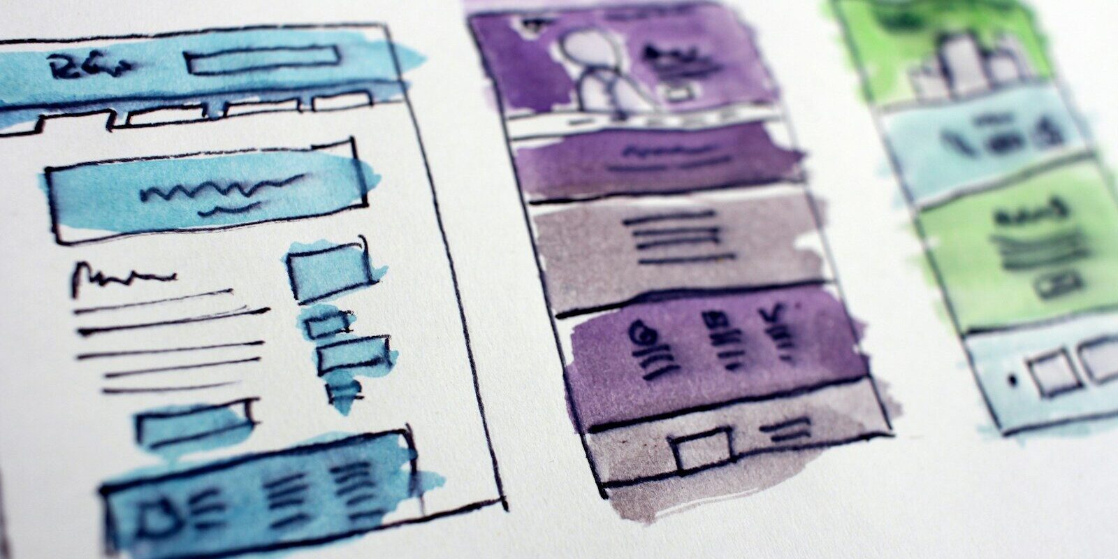 Wireframes impresos de una página web con la posición de los iconos web