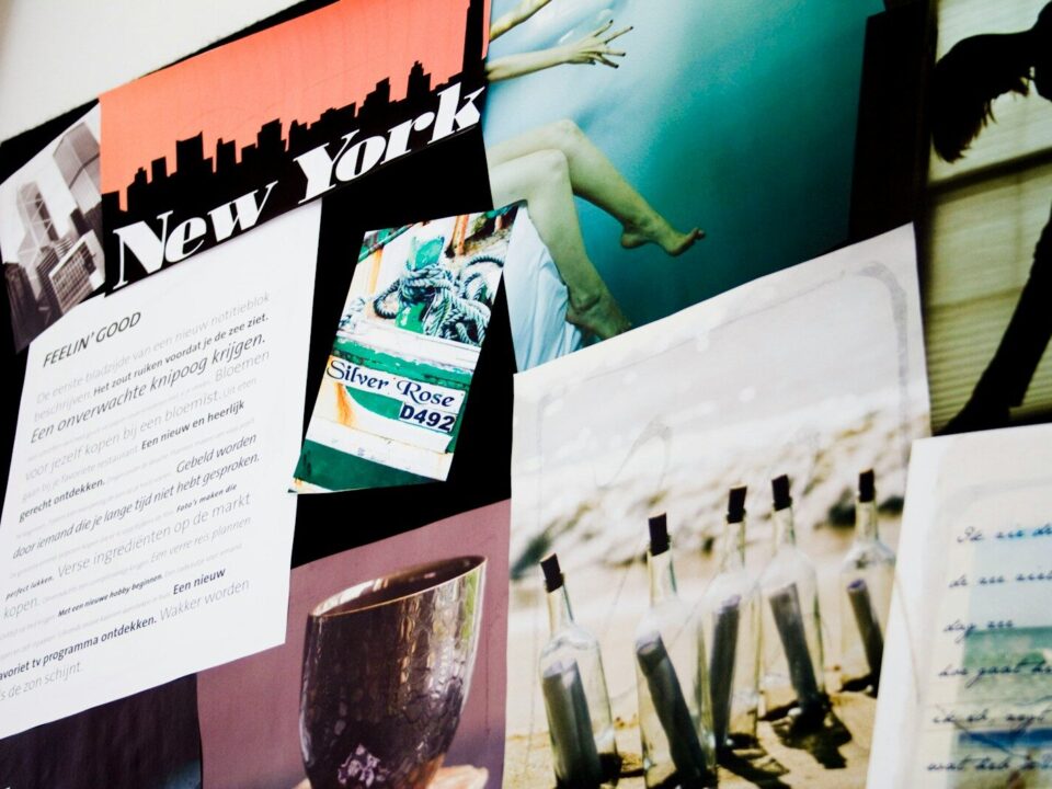 Moodboard con fotos, muestras y notas sobre una mesa de trabajo